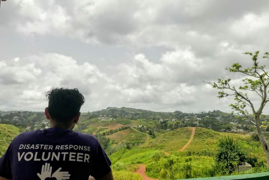 Un voluntario disfrutando de la vista puertorriqueña
