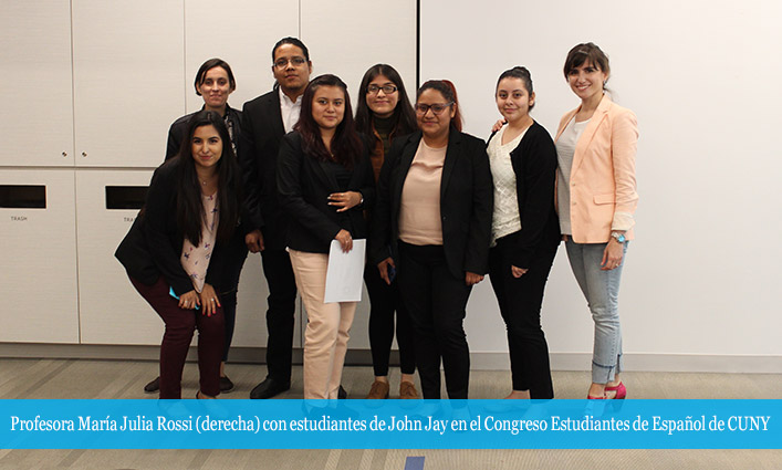 Profesora María Julia Rossi (derecha) con estudiantes de John Jay en el Congreso Estudiantes de Español de CUNY